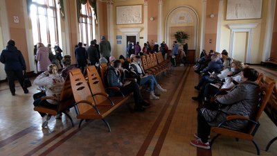 У Рівному – черги на вакцинацію. Чому так сталося У Рівному – черги на вакцинацію. Чому так сталося