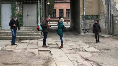 На Прикарпатті виявили двір, вимощений єврейськими надгробками На Прикарпатті виявили двір, вимощений єврейськими надгробками
