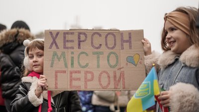 В центрі Одеси зібралися херсонці, аби відсвяткувати звільнення міста. ФОТО В центрі Одеси зібралися херсонці, аби відсвяткувати звільнення міста. ФОТО