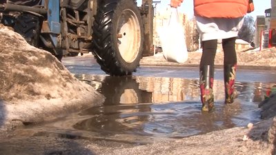 Ні проїхати, ні пройти: у Черкасах чистять забиті снігом та льодом ливнівки