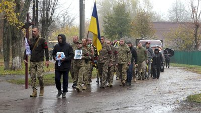 На Шосткинщині попрощалися із захисником Олександром Салієм На Шосткинщині попрощалися із захисником Олександром Салієм