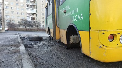 Відлетіло колесо: в Луцьку – аварія за участю маршрутки