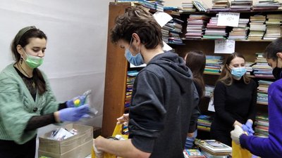 У Тернополі помічники Святого Миколая підготували подарунки дітям У Тернополі помічники Святого Миколая підготували подарунки дітям