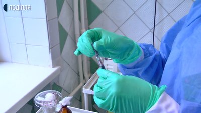 Для поліклініки Хмельницької дитячої лікарні закупили 58 доз вакцини на суму 10 тисяч гривень. Фото: Суспільне. Для поліклініки Хмельницької дитячої лікарні закупили 58 доз вакцини на суму 10 тисяч гривень. Фото: Суспільне.
