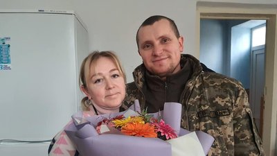 З фронту на урок: військовослужбовець з Тернопільщини прийшов до своїх доньок у школу З фронту на урок: військовослужбовець з Тернопільщини прийшов до своїх доньок у школу
