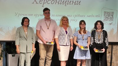 "Золота надія Херсонщини". У Києві організували захід для херсонських випускників-медалістів
