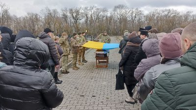 Труну померлого накрили жовто-блакитним прапором Труну померлого накрили жовто-блакитним прапором