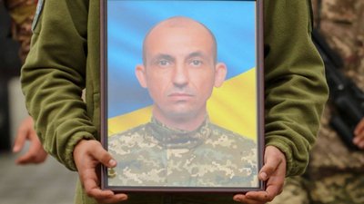 Оголосили триденну жалобу: у Нетішині попрощалися із захисником Юрієм Бацаном