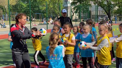 Футбол для дівчат. У Миколаєві реалізовується новаторська програма від УЄФА та Діснея Футбол для дівчат. У Миколаєві реалізовується новаторська програма від УЄФА та Діснея
