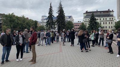 Біля адмінбудинку у Франківську вдруге протестують ресторатори та готельєри Біля адмінбудинку у Франківську вдруге протестують ресторатори та готельєри