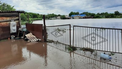 "Такої води ніколи не було". На Донеччині через порив дамби затопило 21 будинок "Такої води ніколи не було". На Донеччині через порив дамби затопило 21 будинок
