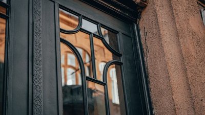 У Львові відреставрували історичну чорну браму на вулиці Тарнавського