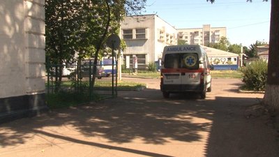 У Черкасах встановили знак, який забороняє водіям паркуватись біля виїзду швидких У Черкасах встановили знак, який забороняє водіям паркуватись біля виїзду швидких