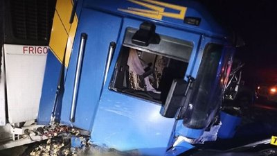 Водій легковика загинув на місці: на Житомирщині зіткнулися вантажівка і легковий автомобіль