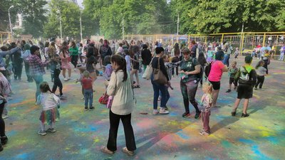 У Полтаві організували фестиваль "Холі фест": яку допомогу для ЗСУ збирали