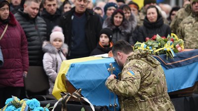 У Рівному попрощались із бійцями Миколою Сіруком та Дмитром Єфіменком У Рівному попрощались із бійцями Миколою Сіруком та Дмитром Єфіменком