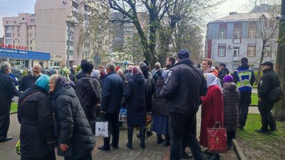 Блокують обрання запобіжного заходу: у Черкасах мітингують віряни московського патріархату Блокують обрання запобіжного заходу: у Черкасах мітингують віряни московського патріархату