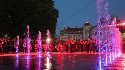 У Луцьку до Дня Європи презентували світломузичний фонтан У Луцьку до Дня Європи презентували світломузичний фонтан
