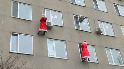 Із прийдешніми святами верхолази в новорічних костюмах привітали дітей у лікарні