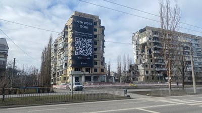 "Геть РФ із ООН": на пошкодженій багатоповерхівці у Дніпрі з'явився банер із закликом підписати петицію "Геть РФ із ООН": на пошкодженій багатоповерхівці у Дніпрі з'явився банер із закликом підписати петицію