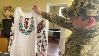 Майструє кораблі та вишиває: військовий Олександр Барашев про своє хобі в умовах війни Майструє кораблі та вишиває: військовий Олександр Барашев про своє хобі в умовах війни