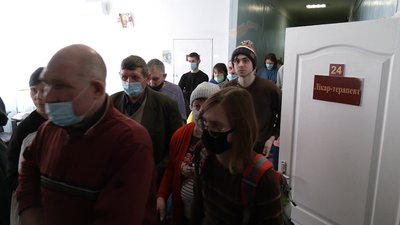 У Рівному люди стоять в черзі, щоб здати кров У Рівному люди стоять в черзі, щоб здати кров