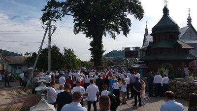 Митрополит Епіфаній очолив літургію у Шешорах на Прикарпатті Митрополит Епіфаній очолив літургію у Шешорах на Прикарпатті