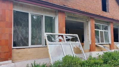 У Юнаківці на Сумщині військові РФ обстріляли дитсадок. ФОТО У Юнаківці на Сумщині військові РФ обстріляли дитсадок. ФОТО