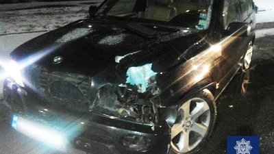 У Чернігові п’яний водій BMW збив дорожній знак та зачепив кіоск У Чернігові п’яний водій BMW збив дорожній знак та зачепив кіоск