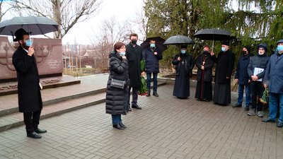 "Ми тут, бо пам'ятаємо". У Запоріжжі вшанували пам'ять жертв Голокосту "Ми тут, бо пам'ятаємо". У Запоріжжі вшанували пам'ять жертв Голокосту