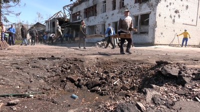 Чернігівці прийшли розбирати завали на лижній базі Чернігівці прийшли розбирати завали на лижній базі
