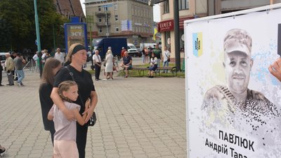 "Ціна Незалежності": у Надвірній розгорнули інсталяцію, присвячену полеглим бійцям "Ціна Незалежності": у Надвірній розгорнули інсталяцію, присвячену полеглим бійцям