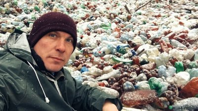 У річці із сміттям. Закарпатський екоактивіст зробив фото, щоб показати проблему забрудненості У річці із сміттям. Закарпатський екоактивіст зробив фото, щоб показати проблему забрудненості