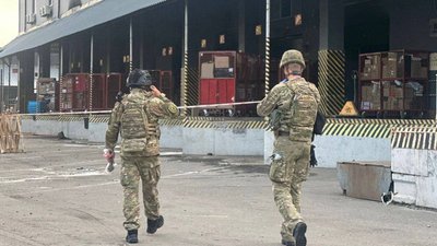 Поліцейські на місці вибуху на поштовому терміналі