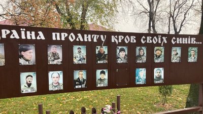 На Черкащині з меморіальної дошки зірвали портрет загиблого захисника України
