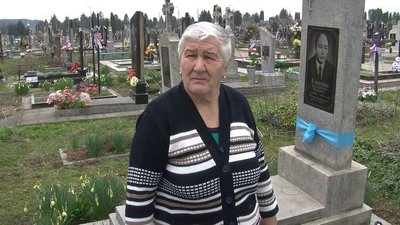 "Були бур'яни – поприбирала": волиняни впорядковують могили рідних "Були бур'яни – поприбирала": волиняни впорядковують могили рідних