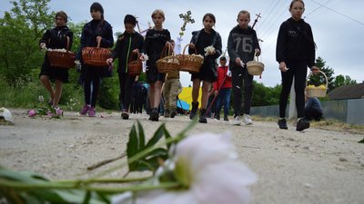 Останню дорогу вчителя учні встеляють квітами
