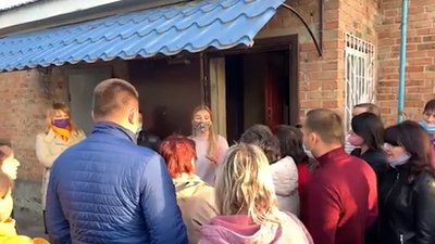 Близько 200 мешканців села на Сумщині протестували проти звільнення директорки школи