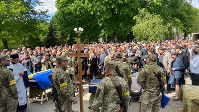 У Полтаві прощаються із воїнами, що загинули у Запорізькій області У Полтаві прощаються із воїнами, що загинули у Запорізькій області