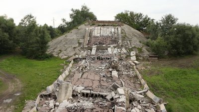 На Чернігівщині почали розбирати ще один міст через Десну На Чернігівщині почали розбирати ще один міст через Десну
