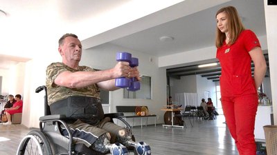 Василь Коломієць укріплює м'язи рук Василь Коломієць укріплює м'язи рук