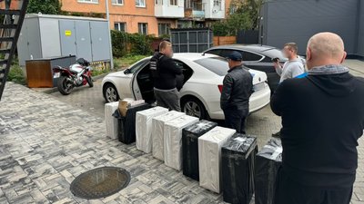 "Планували дроном переправити до Словаччини": в Ужгороді прикордонники вилучили 4500 пачок сигарет "Планували дроном переправити до Словаччини": в Ужгороді прикордонники вилучили 4500 пачок сигарет