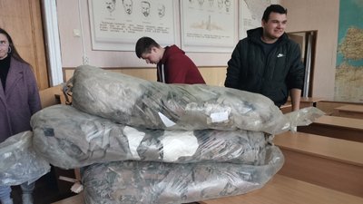 Студенти педуніверситету у Полтаві сортують тканину для маскувальних сіток Студенти педуніверситету у Полтаві сортують тканину для маскувальних сіток