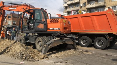 Частину дороги на шляху до українсько-словацького кордону перекрили в Ужгороді Частину дороги на шляху до українсько-словацького кордону перекрили в Ужгороді
