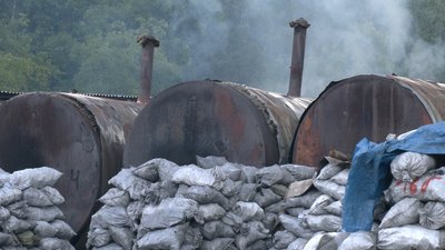 На Рівненщині селяни обурились випалюванням деревного вугілля. Підприємці відповіли На Рівненщині селяни обурились випалюванням деревного вугілля. Підприємці відповіли