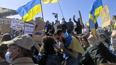 "Закрийте небо над Україною!" Художник з Кропивницького влаштовує маніфестації у Франції "Закрийте небо над Україною!" Художник з Кропивницького влаштовує маніфестації у Франції