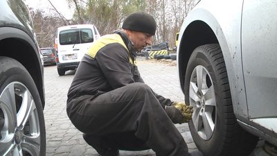 "Водії чекають до останнього, до першого снігу": на шиномонтажах у Луцьку – черги "Водії чекають до останнього, до першого снігу": на шиномонтажах у Луцьку – черги