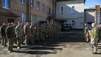 У Полтаві рідним загиблого воїна Андрія Пархоменка вручили орден У Полтаві рідним загиблого воїна Андрія Пархоменка вручили орден