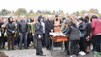 Рідні та земляки полеглого Максима Савіцького прощаються із бійем на кладовищі, 26 жовтня 2023.