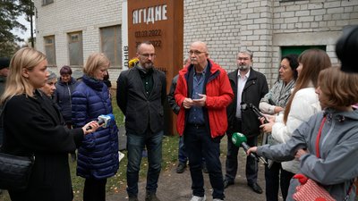 Ягідне на Чернігівщині відвідали депутати Європарламенту: що їм розповіли місцеві жителі та прокурори